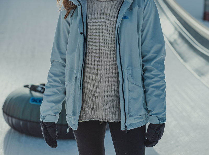 30 Snow Tubing Outfits for Women That Are Stylish, Snug, and Perfect for a Day in the Snow ❄️🛷